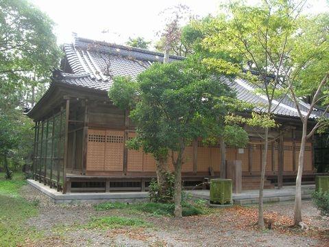 木々が周りに植えられている中に建っている横長で注連縄が飾られている大野湊神社旧拝殿の外観写真