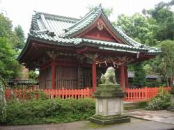 赤く塗られた社殿、朱塗りで彫刻や飾り金具が施されている尾崎神社の写真