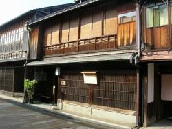 江戸時代に建てられた貴重な文化遺産である、2階建てのお茶屋志摩の建物外観の写真