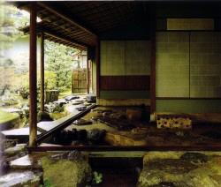 古風な和室茶の湯から見える広大な大名庭園の写真