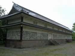 横に長く2階建て、切妻造りの金沢城三十間長屋の写真