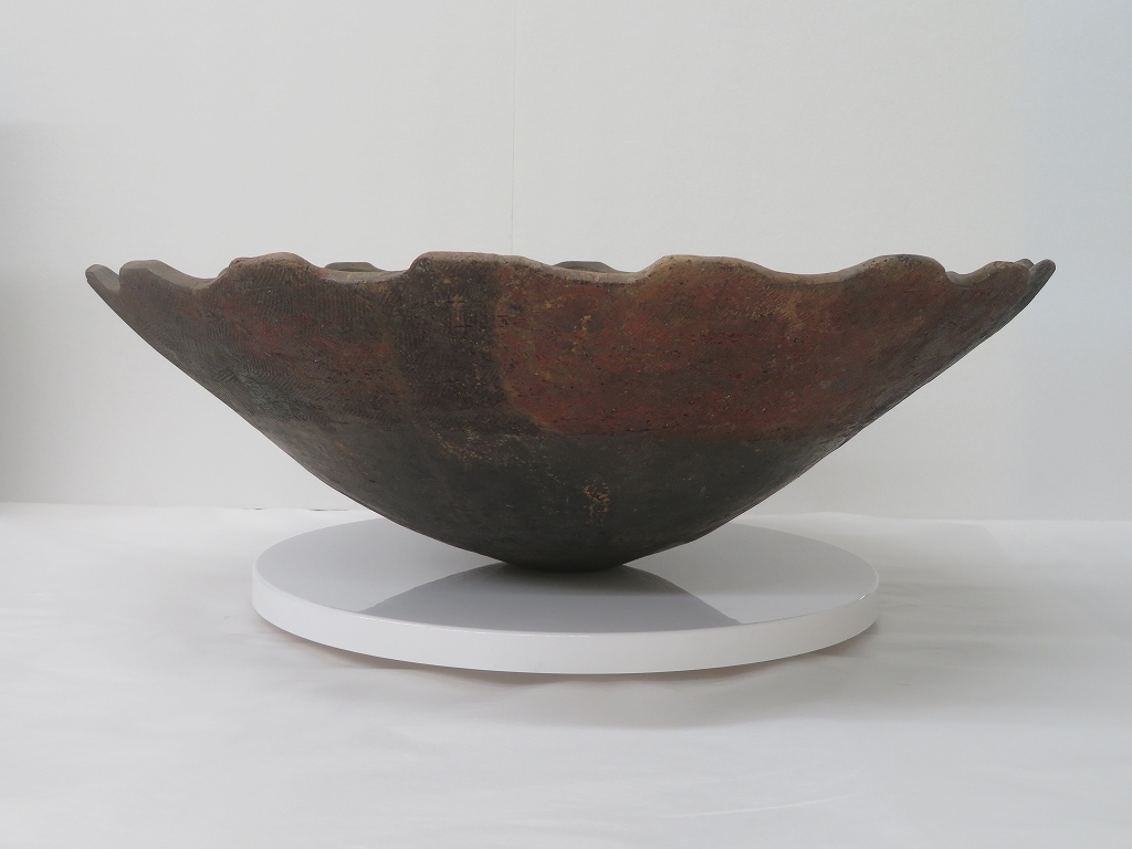 接合したものを着色し、修理が完了した土器の写真