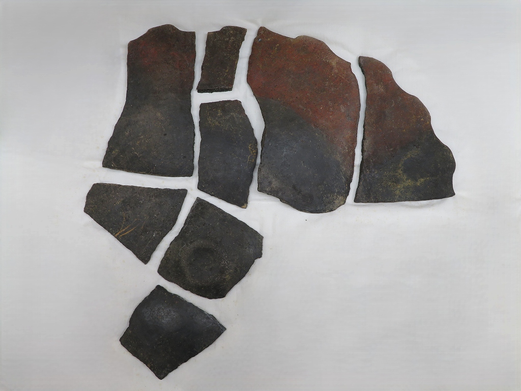 分解された土器の写真