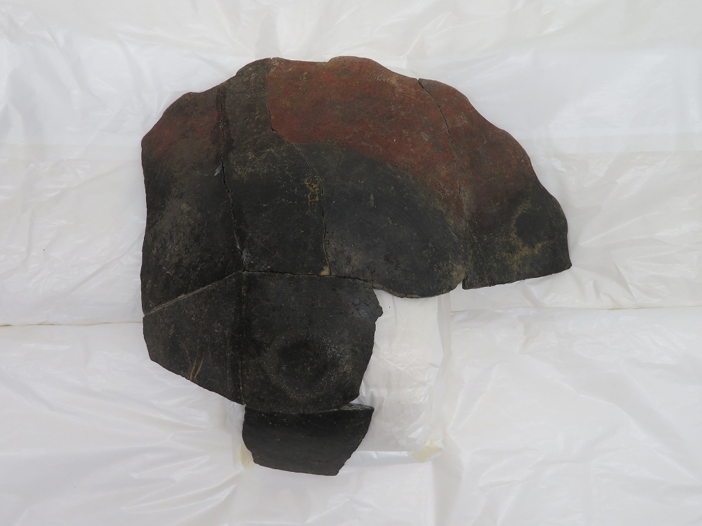 所々欠けている修理前の深鉢形土器の写真