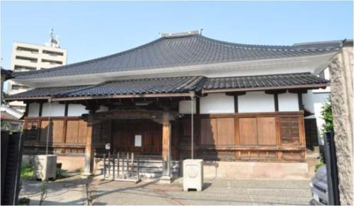 土蔵造で屋根が2段になっている善福寺本堂の外観写真