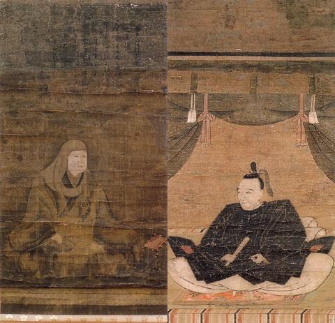 左：頭巾をかぶり、袈裟を身につけて座っている夫人像、右：黒い衣冠を身につけ、手に笏をもって上畳に座っている前田利家像の写真
