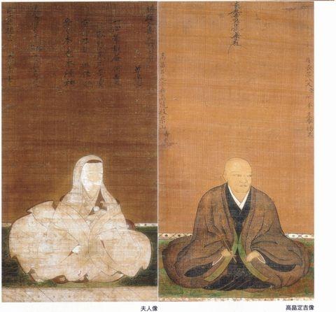左：白い頭巾と着物を身にまとい座っている夫人像、右：黒い着物に茶色の上着を羽織って座っている高畠定吉像の写真