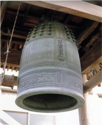 青銅色の常徳寺梵鐘が鐘楼に吊り下げてられているアップの写真