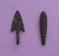 左：先端の部分が尖り釣り針のようなかえしがついている銅鏃、右：棒状で下の方が上部より細くなった形をしている銅鏃の写真