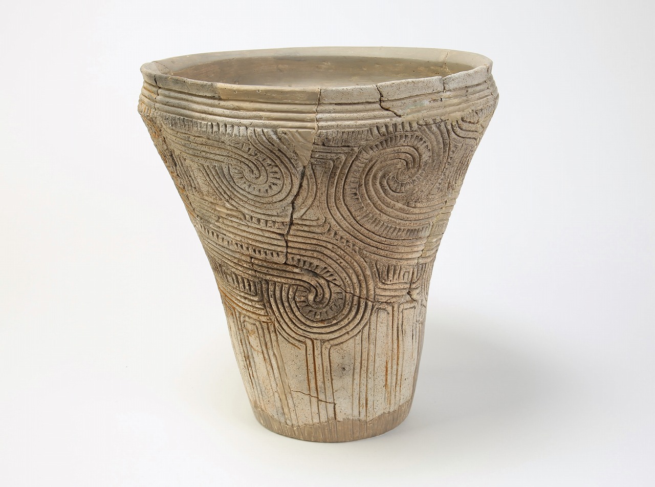 迫力はる胴体の渦巻き模様が目立つ古府遺跡から出土した縄文時代中期の深鉢