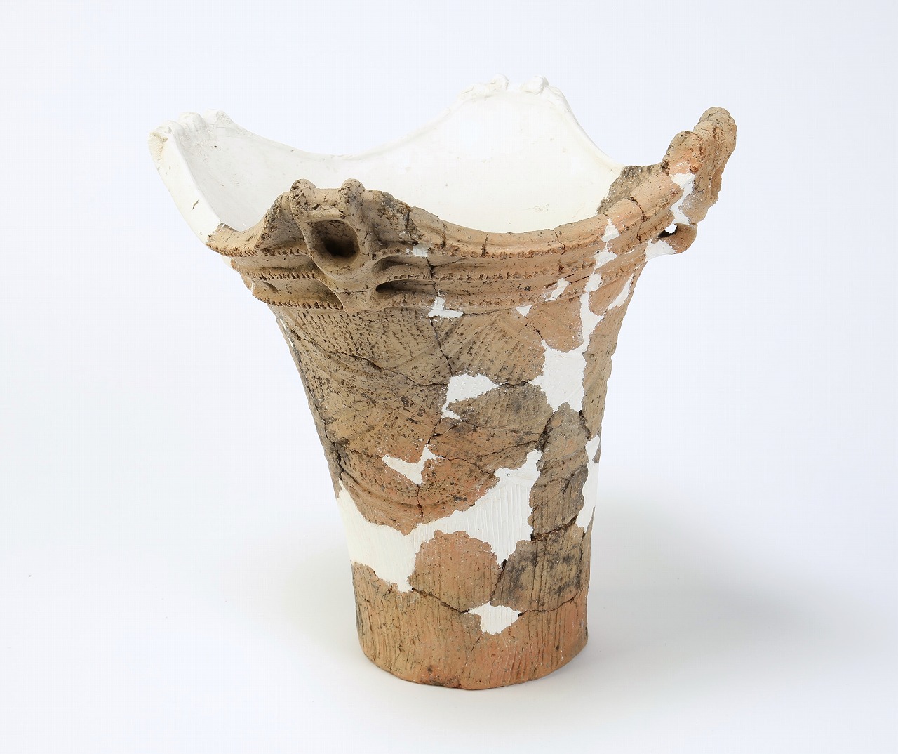 波状の口縁部を持つ笠舞遺跡から出土した縄文時代中期の深鉢