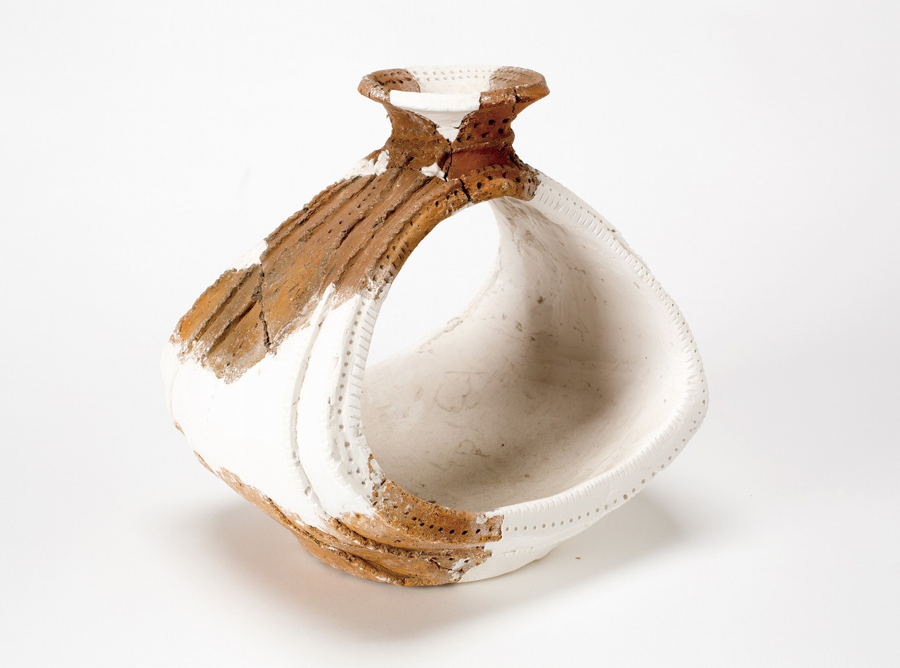 ランプのような形をした笠舞遺跡から出土した縄文時代中期の釣手土器