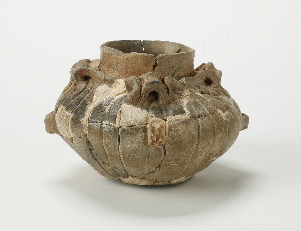 複雑な立体的模様のある北塚遺跡から出土した縄文時代中期の壺形土器