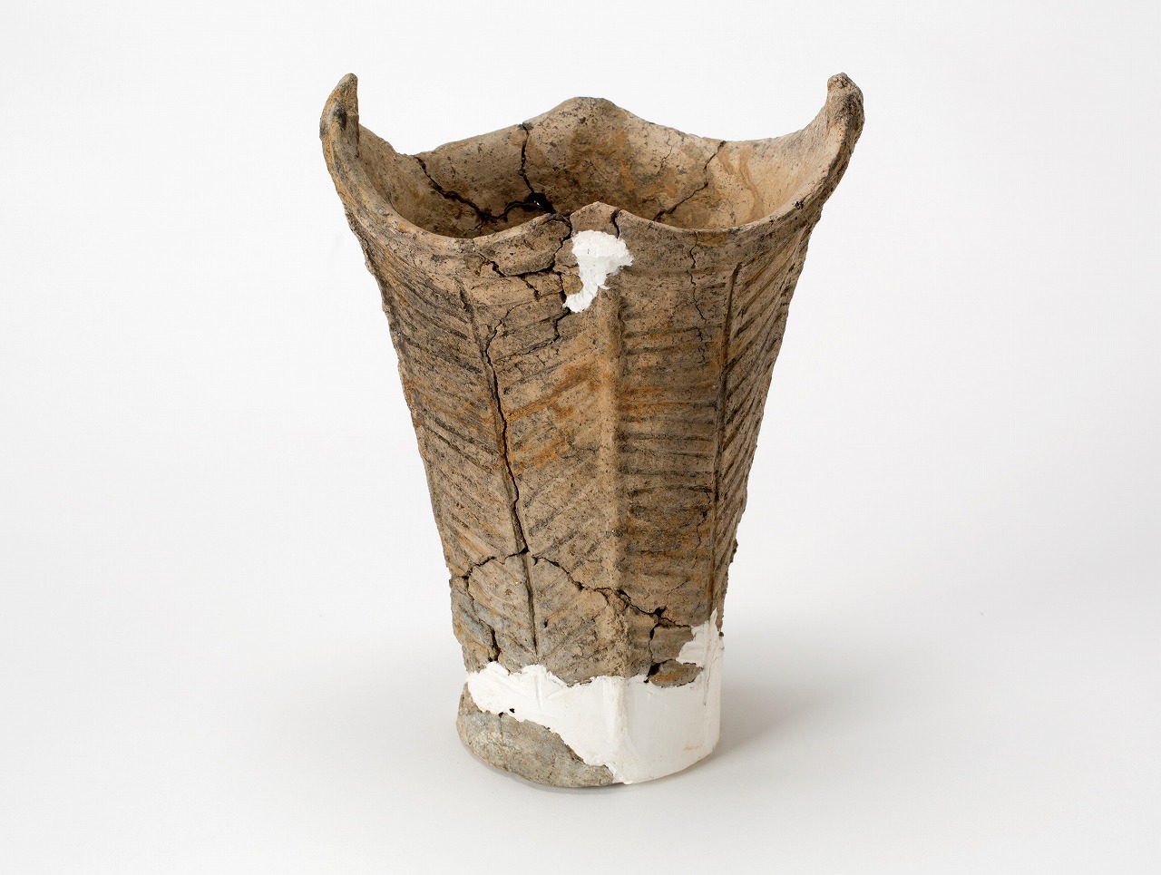 葉っぱのような模様のある北塚遺跡から出土した縄文時代中期の深鉢