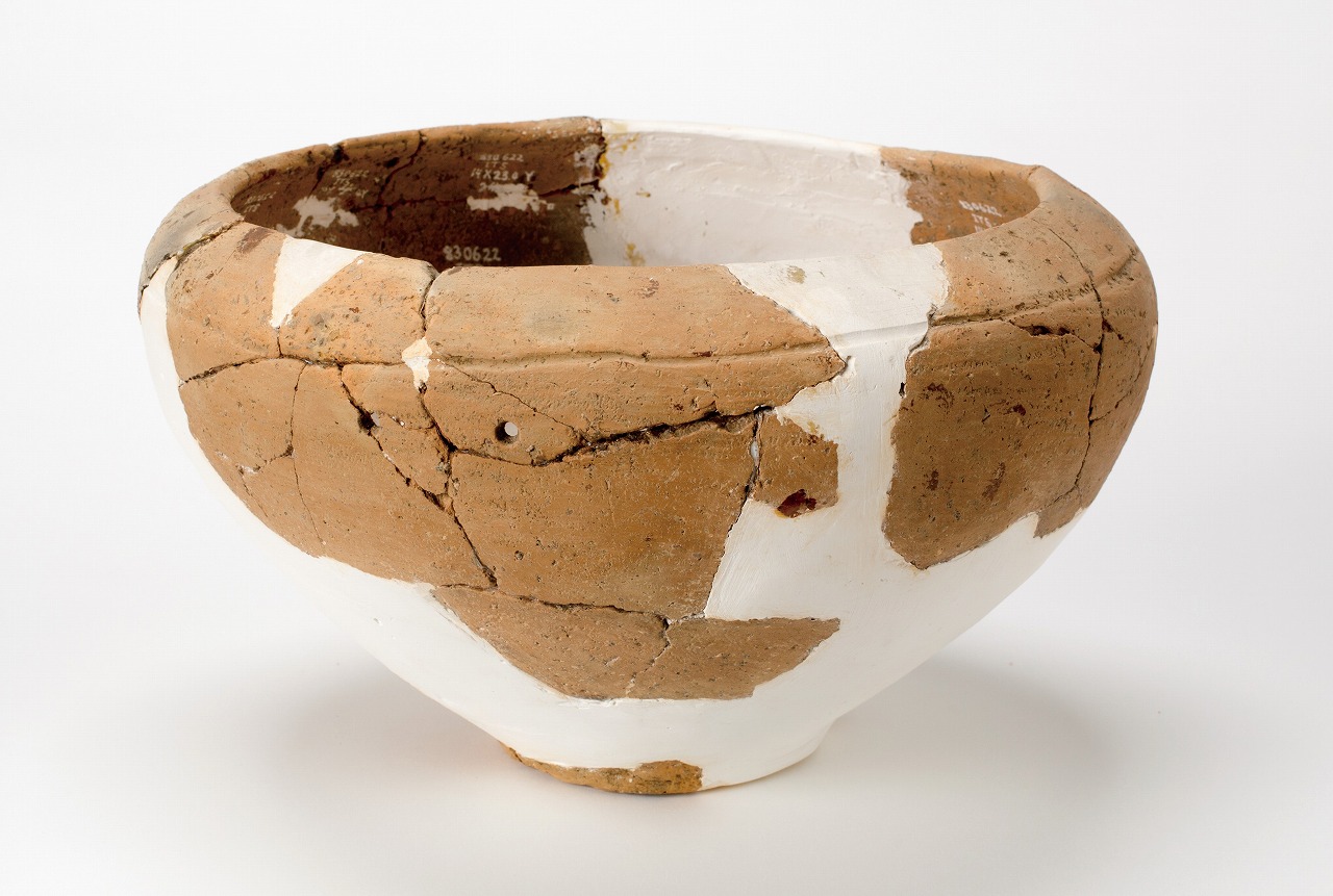 口縁部の下に2つの孔がある東市瀬遺跡から出土した縄文時代中期の深鉢