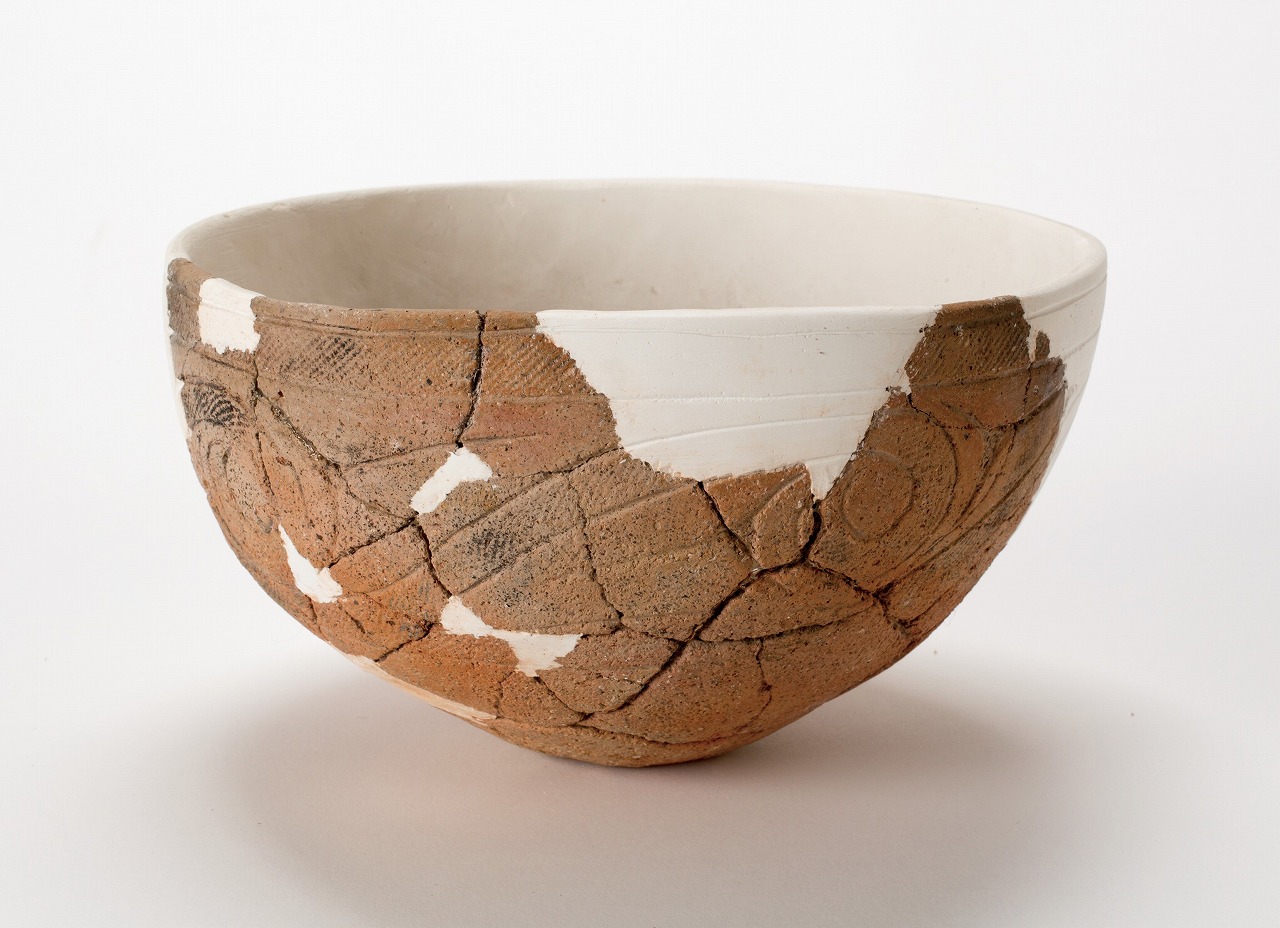 お椀のような形のチカモリ遺跡から出土した縄文時代後期の鉢