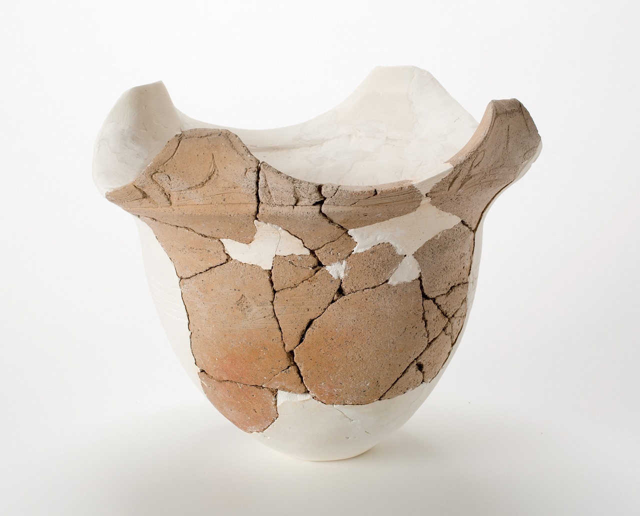 波状の口縁部を持つチカモリ遺跡から出土した縄文時代後期の深鉢