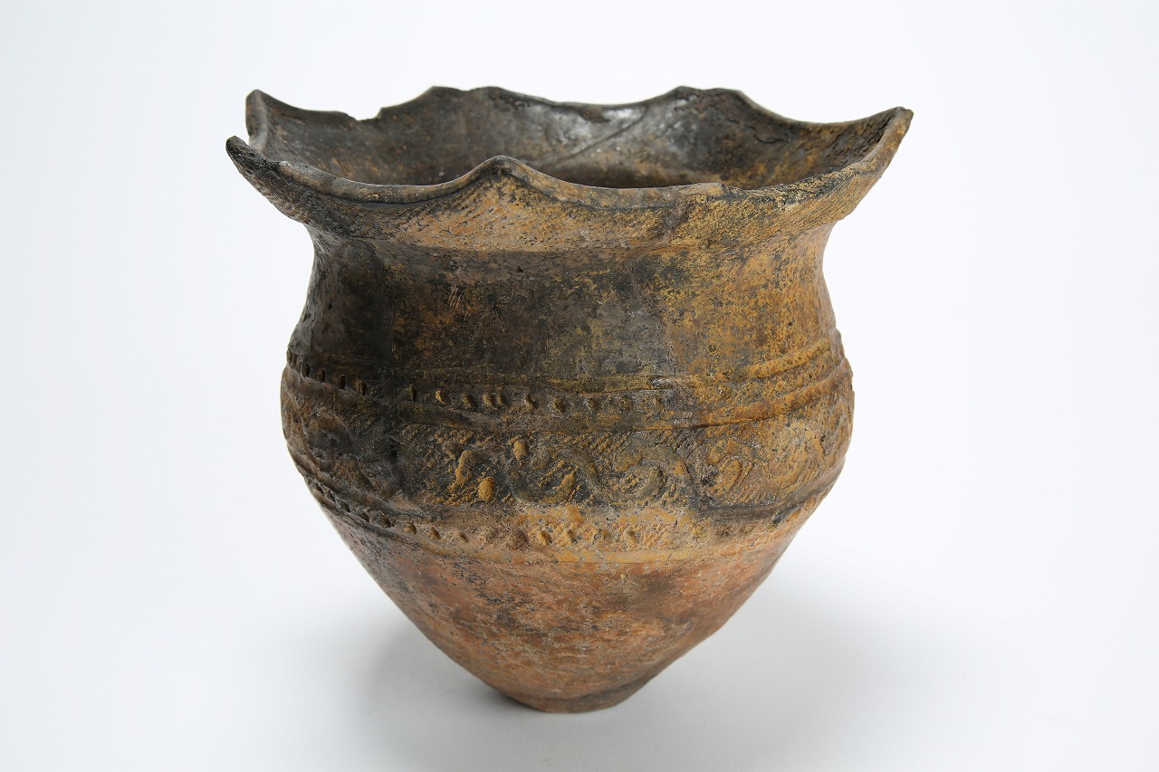 様々な模様が入った中屋サワ遺跡から出土した縄文時代晩期の深鉢