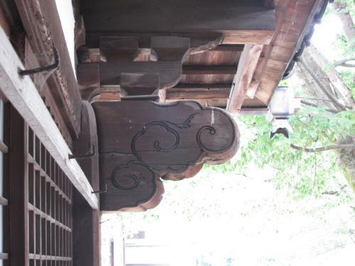 本堂の入り口の柱に取り付けてある渦巻き状の彫刻がされている木鼻の写真
