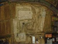 土色で周りが区切られている堅田館跡の館の堀に描かれた部分をアップで写した写真