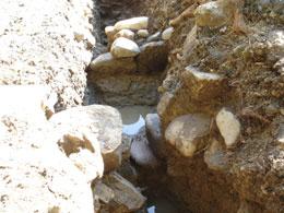 石材を積み重ねた間にある、旧水流路の写真