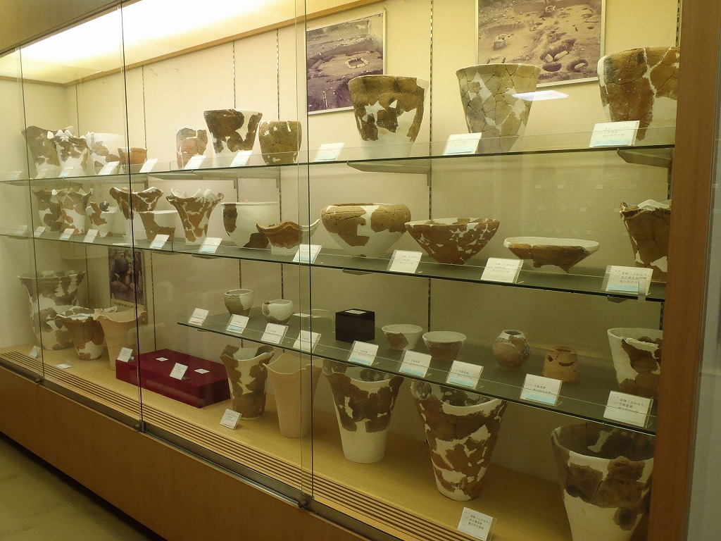 金沢市埋蔵文化財収蔵庫の1階で展示されている縄文土器などの写真
