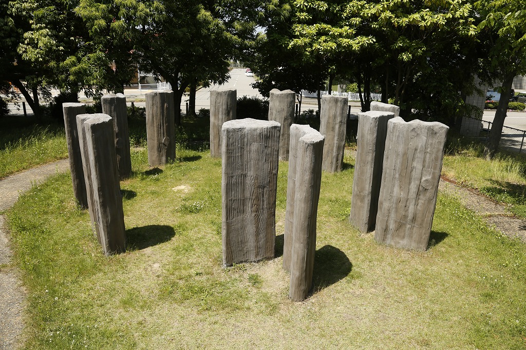 チカモリ遺跡公園で復元展示されている環状木柱列よ呼ばれるウッドサークルの写真