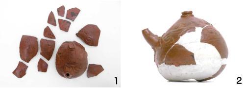1.画像左側の修理前でバラバラの状態の茶色の注口土器と2.画像右側の破片を接着し欠損部の隙間をを白い樹脂で埋めた土器の写真