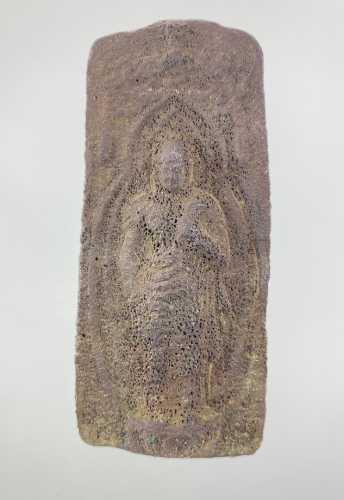 銅板に仏像が浮き出ている銅板鋳出仏の写真