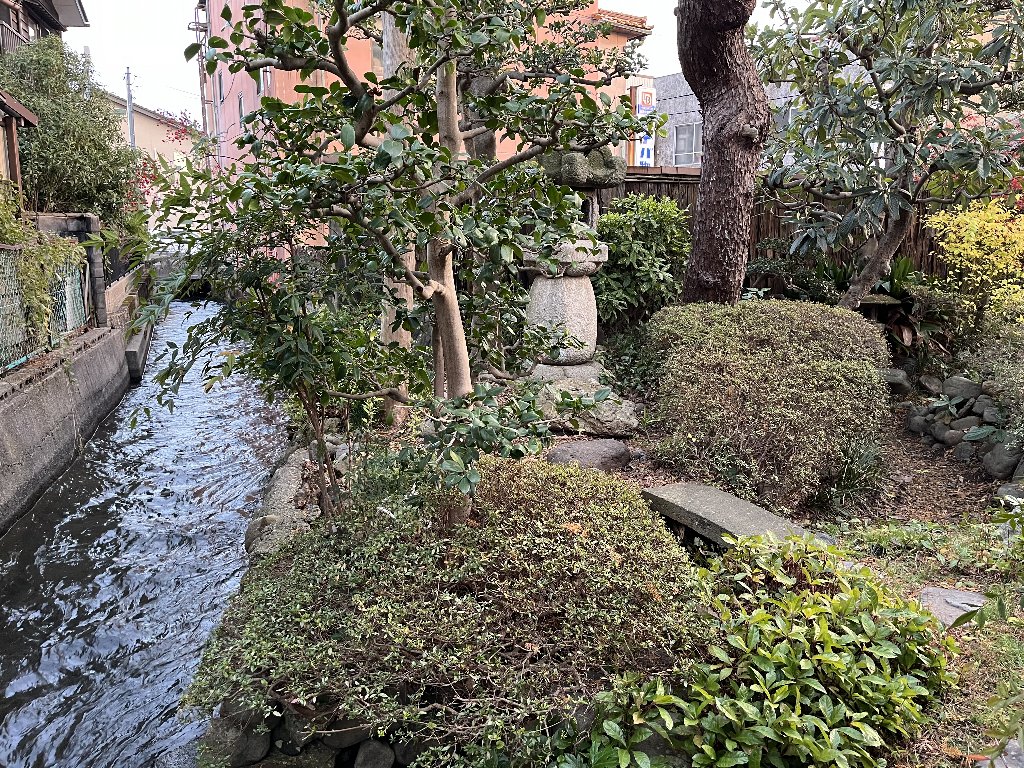 主庭（左は鞍月用水）