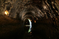 用水路として使われている薄暗いトンネルの写真