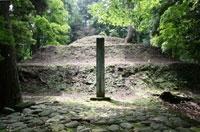 石碑の奥に土が3段に高く盛られた前田利家のお墓の写真