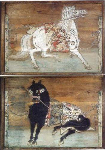 板地彩色絵馬額面(上段に白毛の馬、下段に黒毛の馬が躍動的に描かれている二面一対の絵馬)の写真