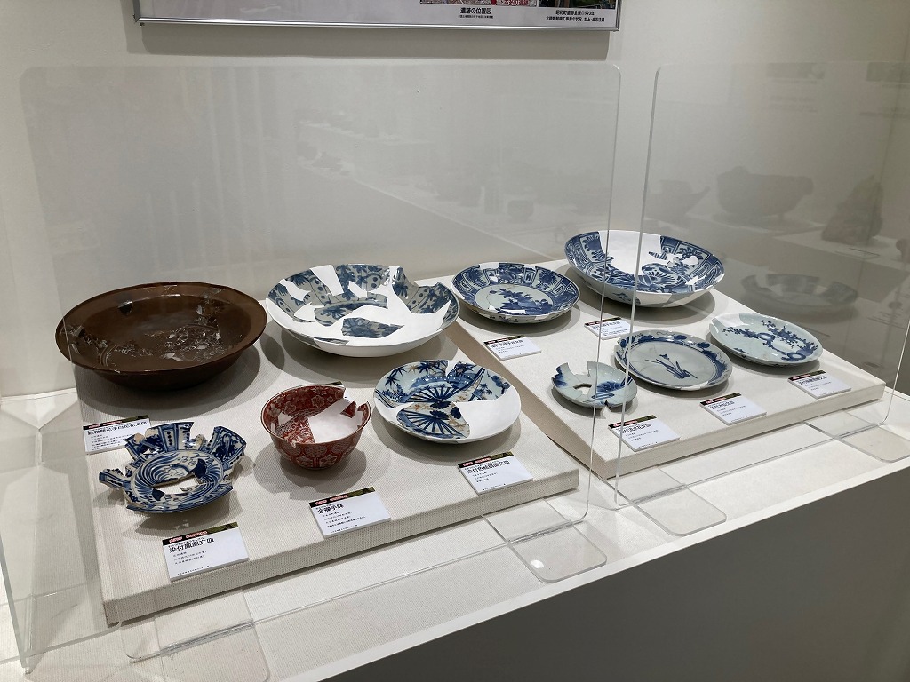 金沢城下町遺跡から出土した皿や鉢などの陶磁器類が並んでいる石川中央都市圏歴史資料展の展示風景