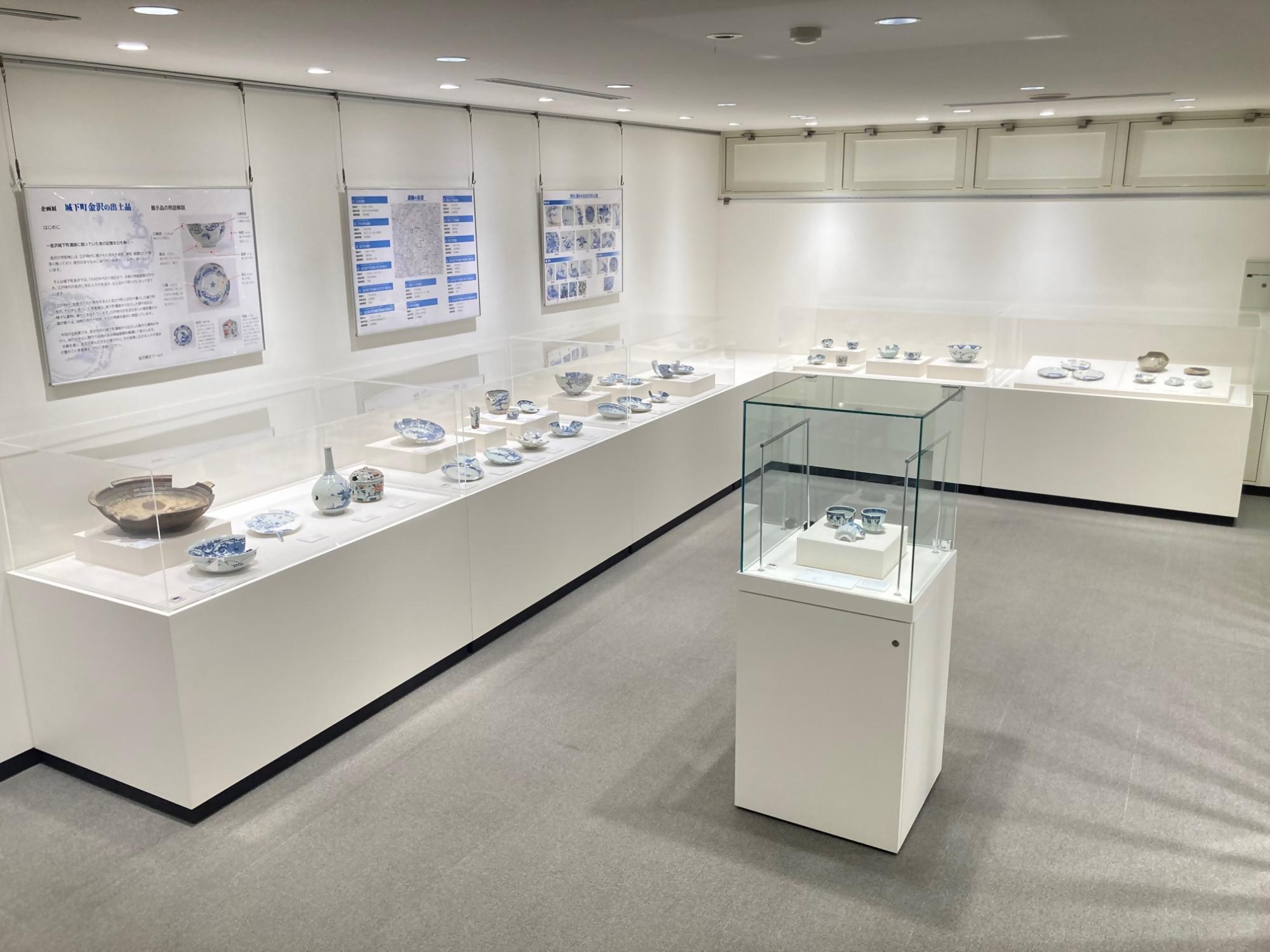 金沢市内の城下町遺跡から出土した陶磁器類が並ぶ金沢縄文ワールド企画展「城下町金沢の出土品」の展示室風景