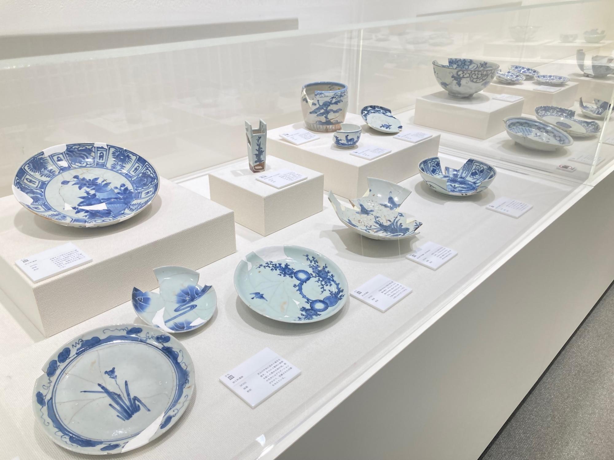 金沢城下町遺跡から出土した染付が並ぶ企画展の様子