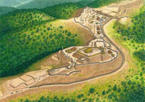 両側が緑の山に囲まれた場所に造られている、柵で囲まれた場所に大小の建物と人々が描かれている切山城跡のイラスト