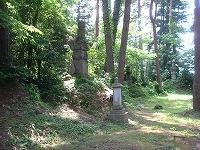 大きく盛り上がった地面の上に石碑が立っている村井家のお墓の写真