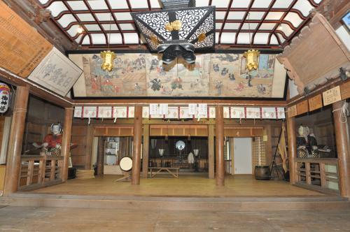 天井が高く、額に入った絵巻物が天井近くに飾られている内陣正面の写真