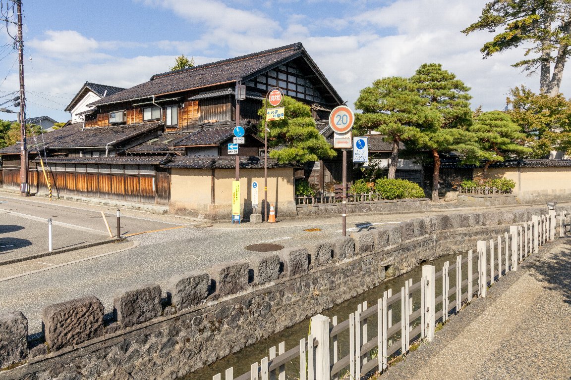 外観（手前に大野庄用水）