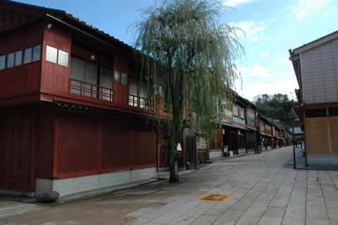 石畳の通りに茶屋建築の建物が続いている東山ひがし伝統的建造物群保存地区の街並みの写真