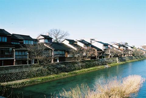 三階建ての茶屋建築が浅野川の川沿いに並んで建っている主計町伝統的建造物群保存地区の街並みの写真