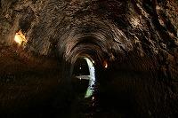 用水路として使用されている薄暗いトンネルの写真