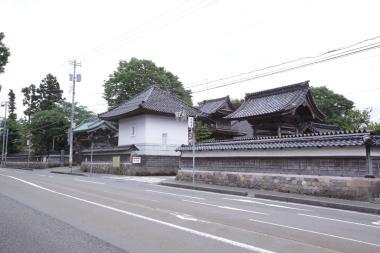 街路に沿って、塀で囲まれた寺社が立っている寺町台伝統的建造物群保存地区の写真