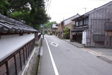 左側には寺の塀が続いており、細道の右側の通り沿いに町屋が連なっている寺町台重要伝統的建造物群保存地区の写真