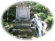 3名のボランティアの方が調査資料を持って野田山・前田家墓所の石造物の記録をしている写真