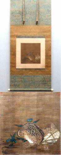 上：絹本著色鶉図の掛け軸全体を写した写真、下：掛け軸に描かれている二羽の鶉の写真