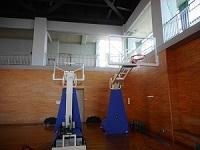 体育館に設置された2台の移動式バスケットゴールの写真