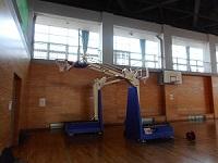 体育館に設置された2台の移動式バスケットゴールを横から撮影した写真