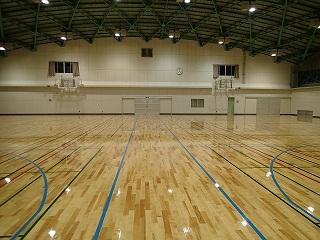 床や壁などが新しく改修された工事後の体育館内の写真